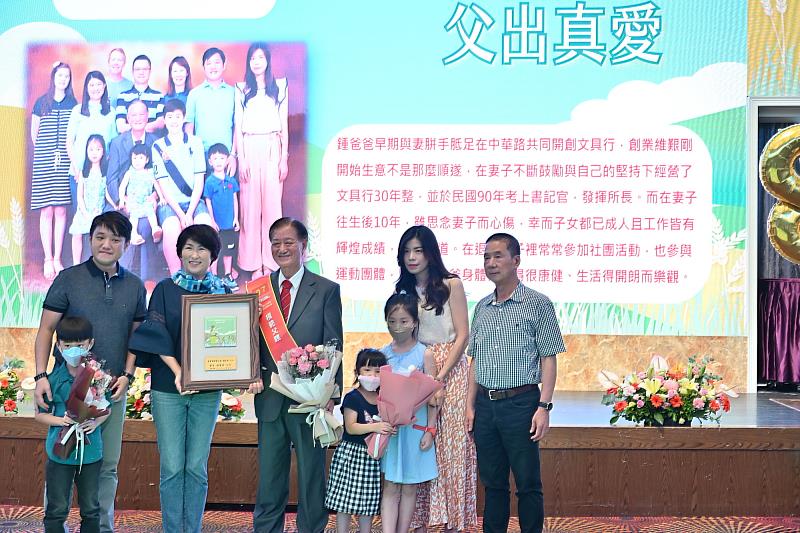 爸爸辛苦了！臺東縣20位模範父親 縣長饒慶鈴頒獎表揚