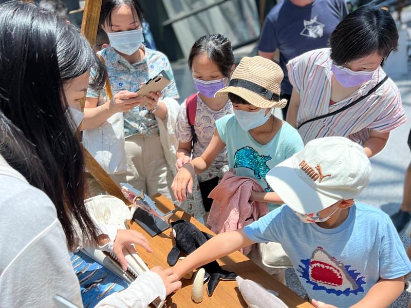 蘭博海洋-龜蜜親友派對，有許多手作市集攤位與體驗活動，小朋友對探索鯨奇攤位的瓶鼻海豚骨骼很有興趣