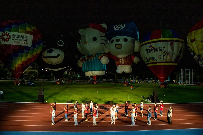 全國首創！熱氣球與300架無人機共演 饒慶鈴與2萬觀眾嗨爆臺東縣立體育場