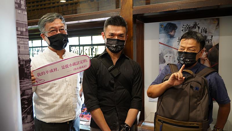 導演王小棣害羞遮住《誰說媽媽像月亮》劇本手稿