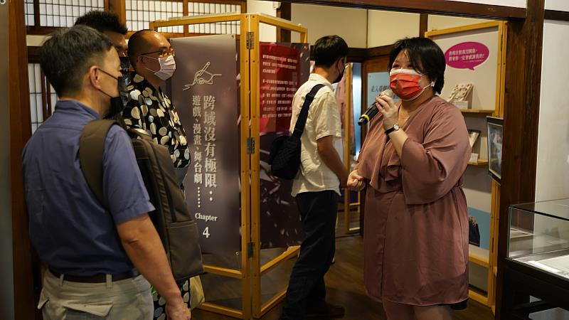 特展學術策展人林欣怡進行專場導覽