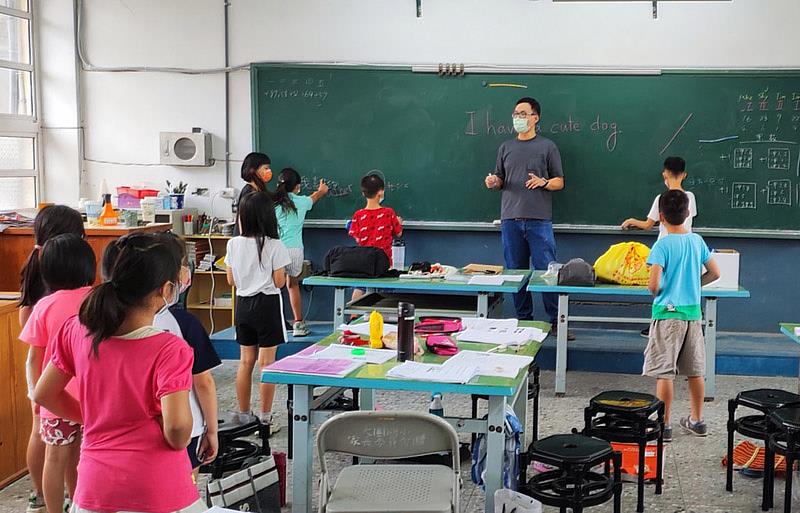 大葉大學國際語言中心康哲彰老師結合遊戲教小朋友英文