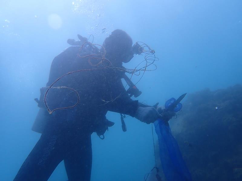 手護臺東藍! 環保局7日攜手潛海戰將新蘭漁港淨海 清理出47.85公斤的海洋廢棄物