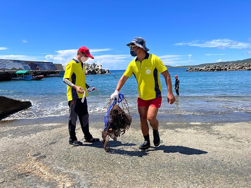 手護臺東藍! 環保局7日攜手潛海戰將新蘭漁港淨海 清理出47.85公斤的海洋廢棄物