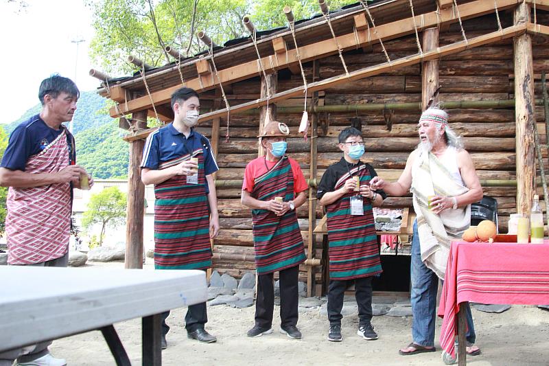 祈福儀式_由東岳村江明順耆老為此傳統家屋祈福，左一東澳國小鄔誠民校長，左二宜蘭縣政府教育處王泓翔處長，左三東岳村黃誠福村長，右二國立臺灣科技大學顏家鈺校長