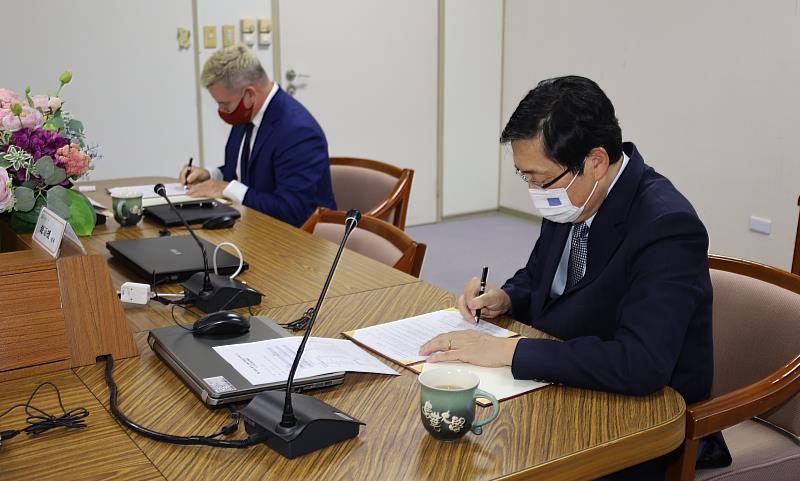 東華大學校長趙涵㨗及美歐亞綠能公司合夥人金愷雷代表簽署。