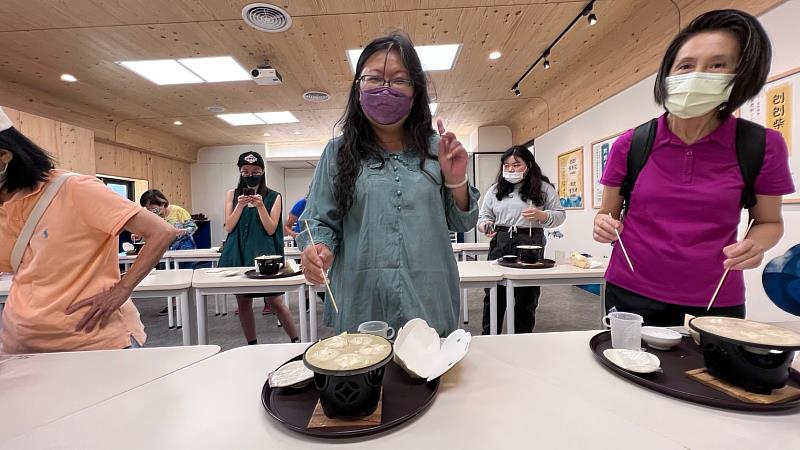 數位媒體行銷班學員企業參訪柴魚博物館章魚燒製作。