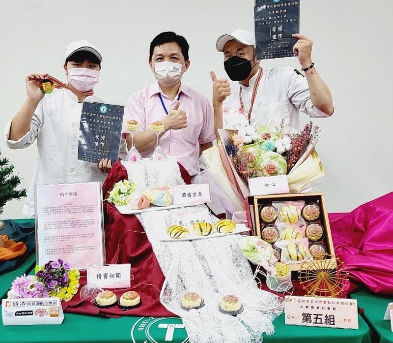 圖說四：樹德科大餐旅烘焙系盧貞妮和潘浩宇二人與林宥君主任合影