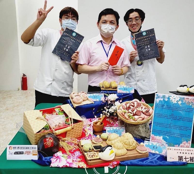 圖說三：樹德科大餐旅烘焙系張智凱和王兆丕二人與林宥君主任合影