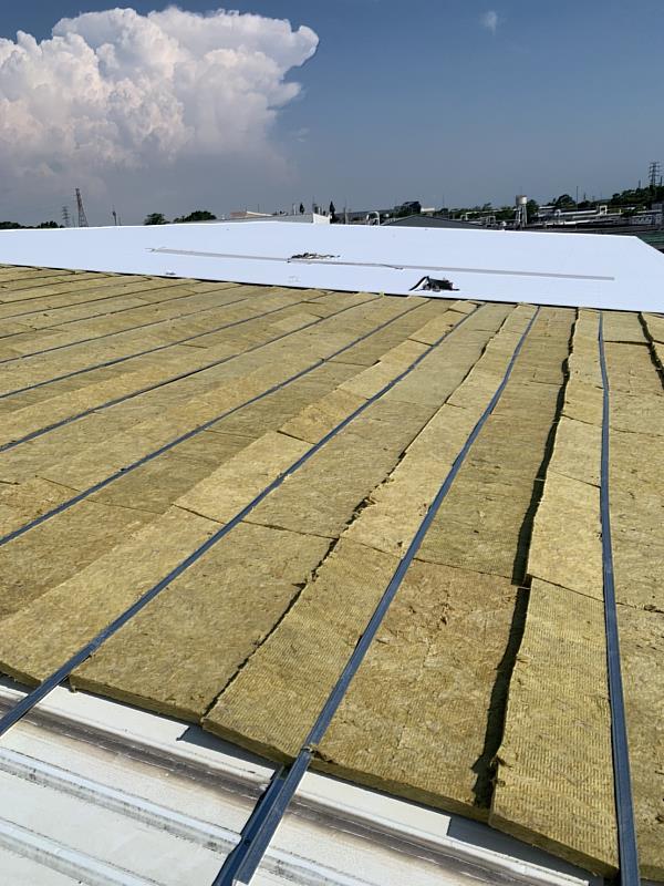 已通過屋頂型太陽能光電備案的宏太企業表示裝設太陽能光電可降低營運成本，還可轉賣餘電增加收益，呼籲特定工廠業者踴躍申裝。(圖為目前鋪設隔熱棉進度)