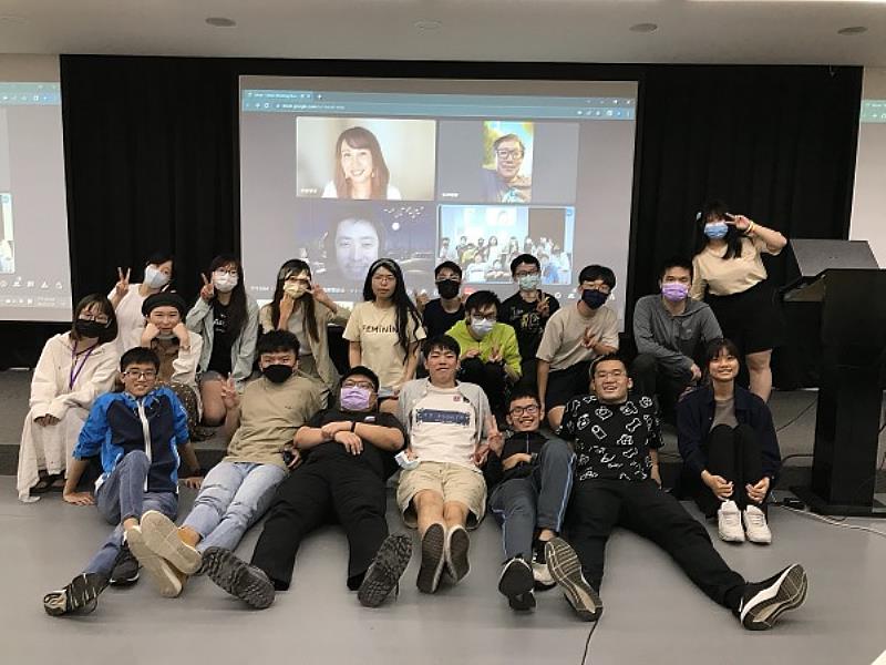 教育部「數位遊戲開發人才赴日本頂尖專業企業拋光計畫｣研習工作坊，參與學生與日本講師合影。