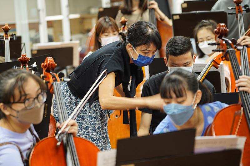 國臺交大提琴首席李百佳參與學員團練，即時給予樂團演奏指導