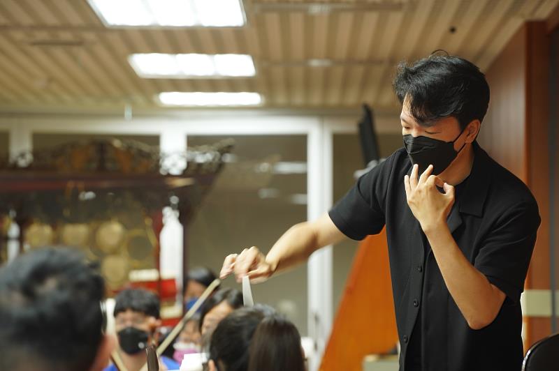 指揮廖國敏將專業樂團的工作方式帶給青少年管弦樂營學員
