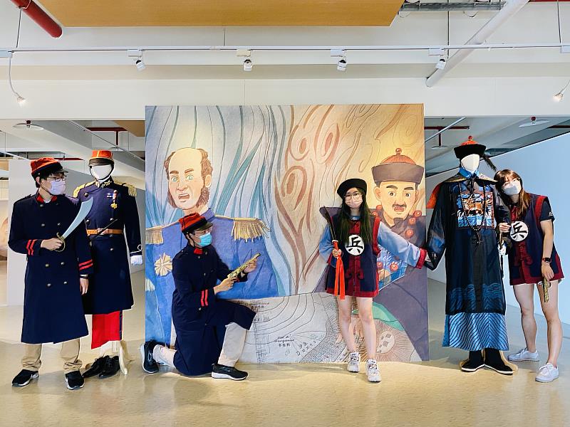 淡水古蹟博物館「淡水開港後唯一勝事：海上只剩下船」特展免費提供清軍、法軍士兵服供拍照，當個coser過過癮。