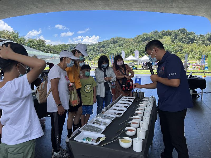 民眾觀察不同茶的特徵