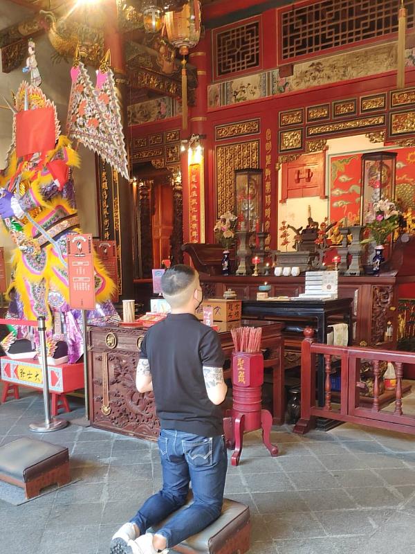 從高雄前來傳藝文昌祠的鄭先生，現場訂購上千碗油飯分福，除了答謝文昌帝君，也希望與大家分享神明賜予他的福氣！