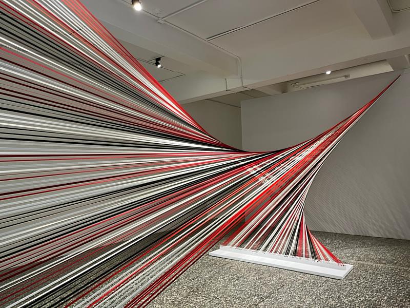 展場設計師從學員們一同製作娃娃服裝去發想，製作了「紋理」這一個公共藝術，象徵每位學員如同作品的每條線，共同創造出這個展覽。(攝於板橋435藝文特區浮洲館展區，圖/新北市政府原民局提供)