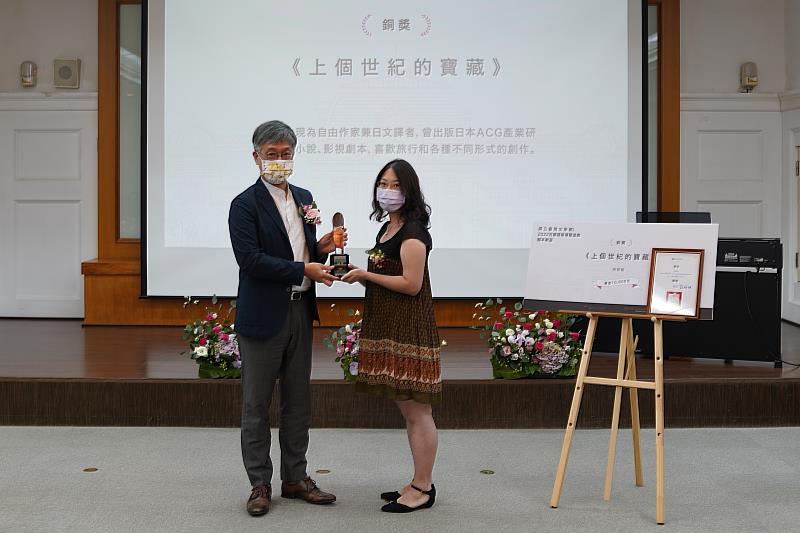 （左起）國立臺灣文學館館長蘇碩斌、銅獎得主張資敏