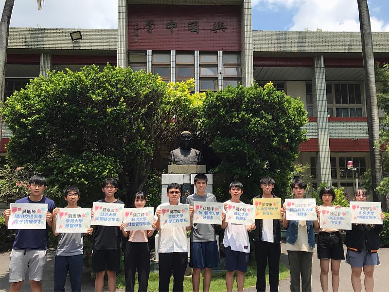 111大學分發入學放榜，興國高中高三畢業生表現亮眼，特地返校與師長分享喜悅。