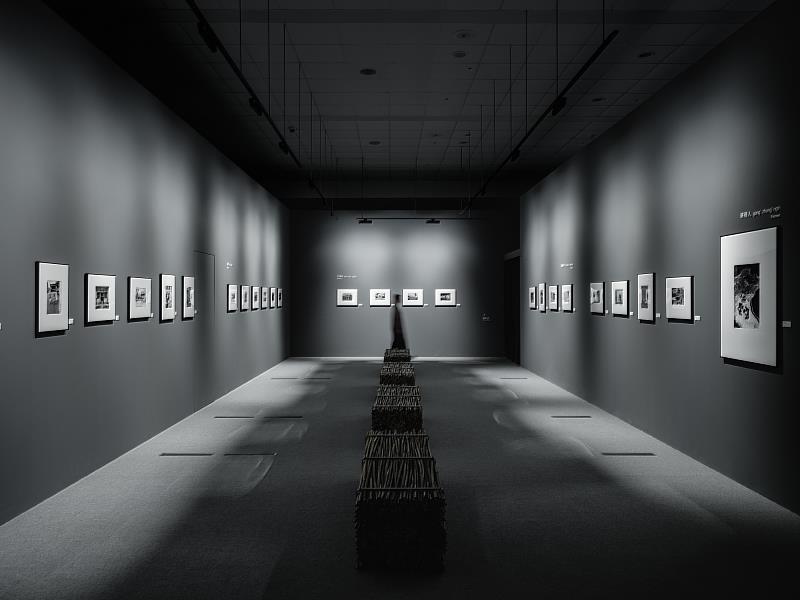 這次的個展，主要色調以黑色、白色為主色調，透過攝影家對常民生活環境的敏銳觀察，拍下的一張張黑白影像照片。