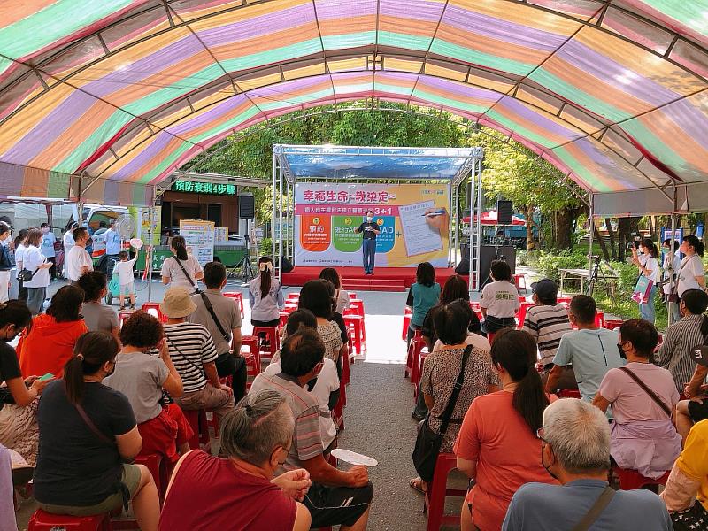 免費社區全套式健檢-翁縣長推廣生命自主，預立醫療簽署