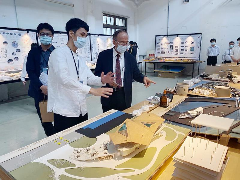 南華大學建築與景觀學系深受考生青睞，分發入學滿招。圖為每年辦理的畢業成果展，展現學習成果。