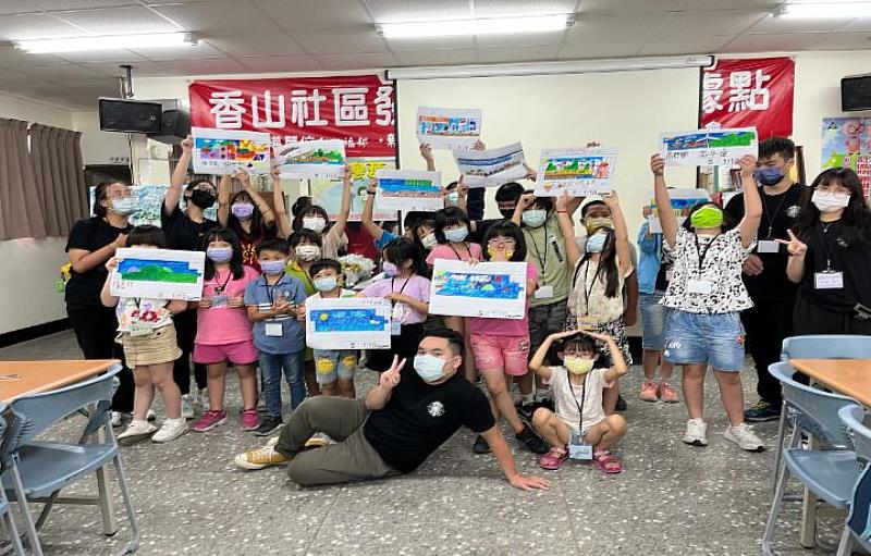 中華大學景觀系師生在上個月舉辦夏令營，讓大庄國小學童畫出對家鄉的記憶，並以此為藍圖，設計出大庄的記憶地圖，呈現在牆面上。