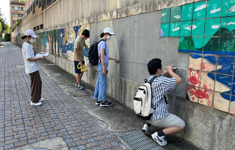 中華大學景觀系學生進行牆面測繪，準備用馬賽克磚拼貼畫作。
