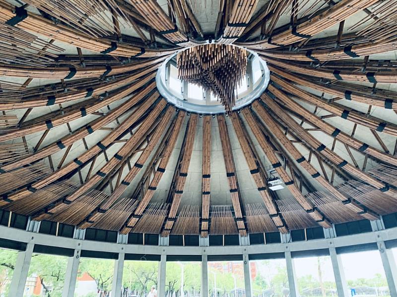 長榮大學即將完工之竹構多功能展演教室內部圓頂結構。
