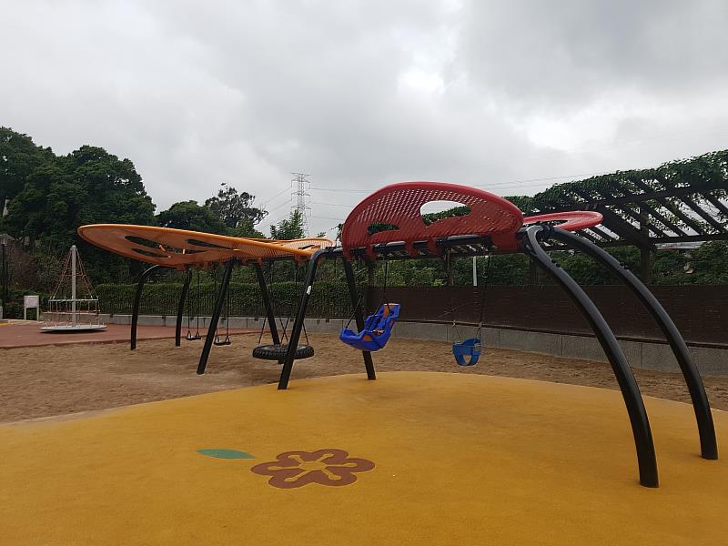 鶯歌永吉公園-蝴蝶鞦韆提供不同年齡及體能狀態的的孩童遊玩