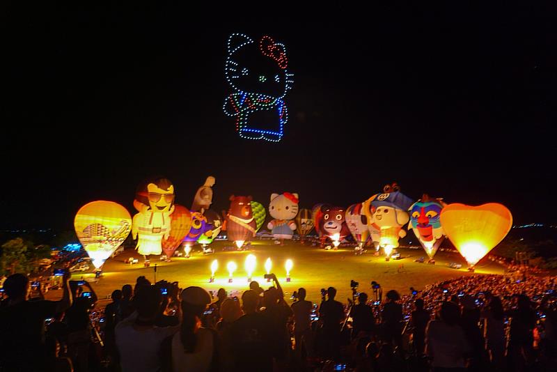 遊客人數破120萬 2022臺灣國際熱氣球嘉年華精彩落幕 縣長饒慶鈴感謝熱氣球團隊及遊客支持 相約明年見
