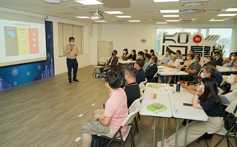 比利時瓦隆尼亞與布魯塞爾區商務組長鄒宏平分享歐洲資源回收、低碳交通等的具體政策，鼓勵新創出海參與全球ESG、數位轉型商機。