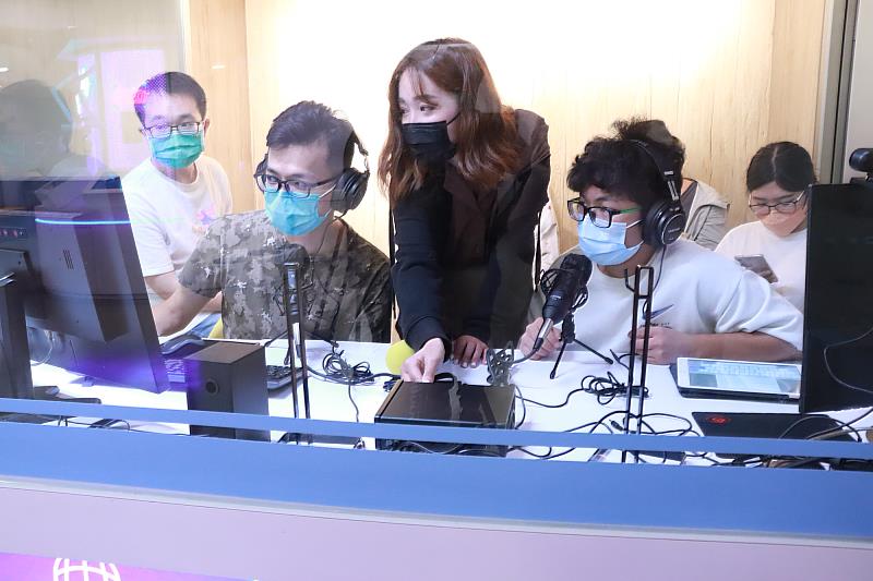 北分署YS辦理「一日Podcaster」活動，由「亞洲電台」主持人黃詩涵帶領學員實際參與企劃實作
