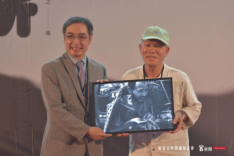 葉裁贈送客傳會董事長陳邦畛一幅照片「三峽客家庄」。洪俊傑攝