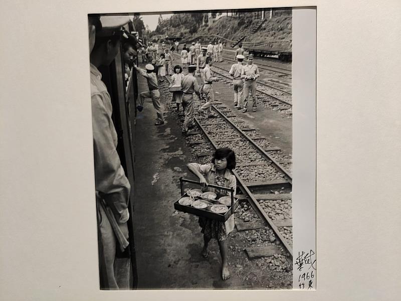 記者會後，葉裁也帶領大家前往展覽區，揭曉「1966年女孩賣鐵路便當」是那個車站？答案就是新竹內灣車站，也替大家解開爭論已久的謎底。蘇佑昇攝