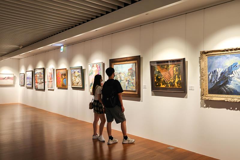 民眾參觀「第四十六屆全國油畫展」