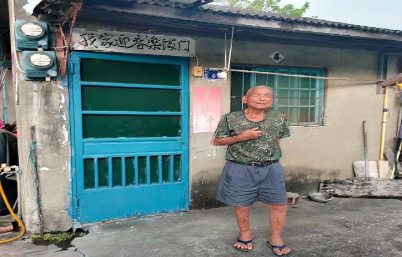 洪老先生兒時因遭未爆彈炸傷成為殘障人士，仍樂觀面對人生。