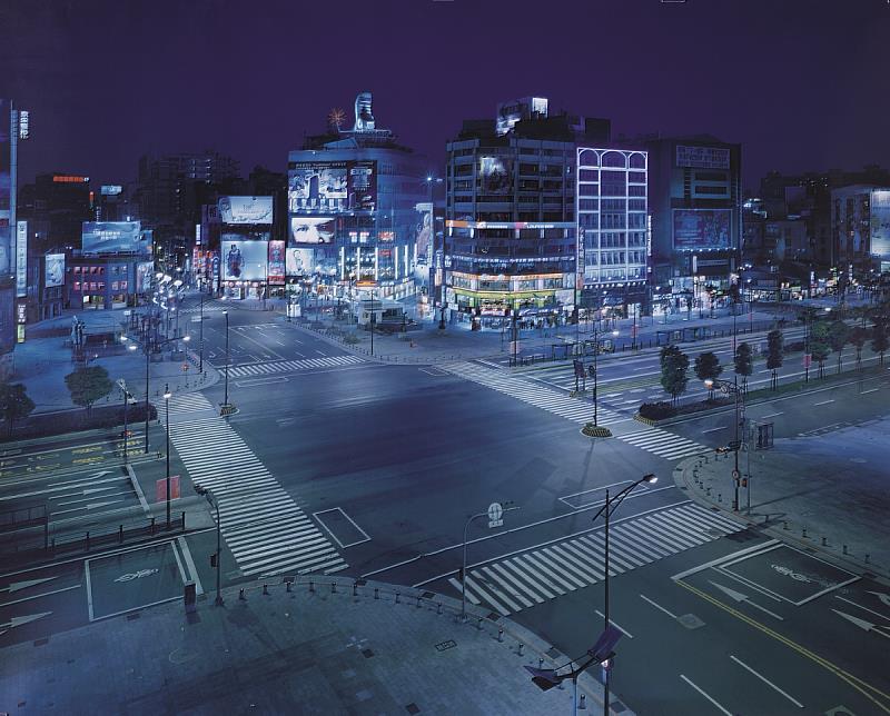 袁廣鳴，《城市失格—西門町夜晚》，2002，數位輸出，313_x_250_cm，國立臺灣美術館典藏。