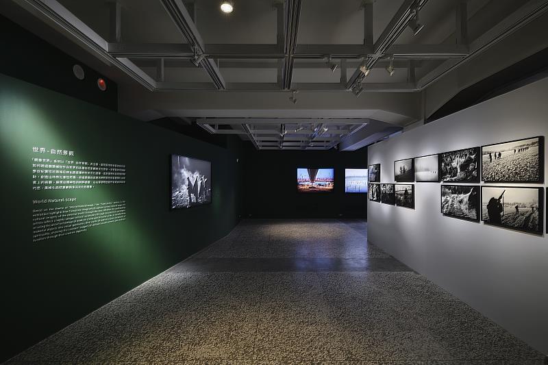 （展場照）「鏡像世界」展間以「世界—自然景觀」為主題，展出多位影像藝術家的作品。