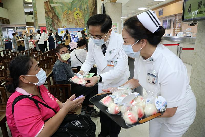 師父、院長與主管同仁用飽含滿滿祝福的壽桃與民眾結緣，分享喜悅。