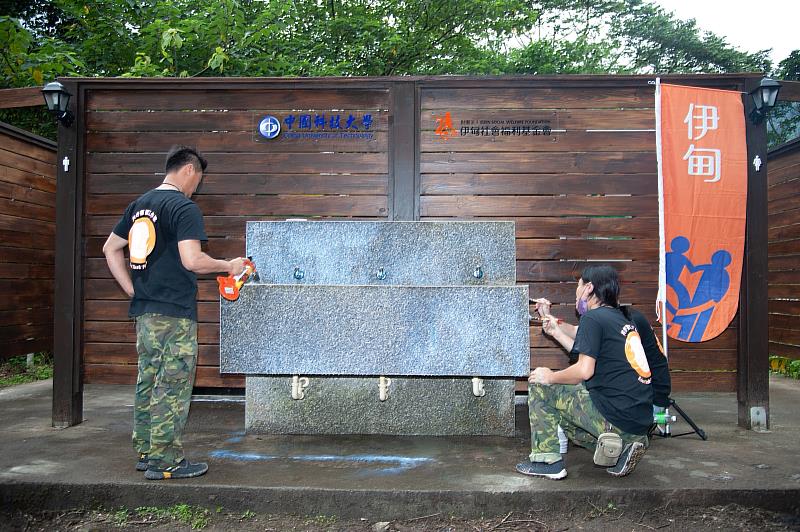 伊甸與中國科技大學合作，以戶外環保建材為公廁翻新。