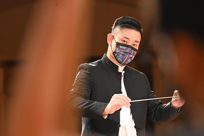 南華大學民族音樂學系國樂團指揮呂翼雲老師率領國樂團參與竹塹國樂節演出，深獲好評。