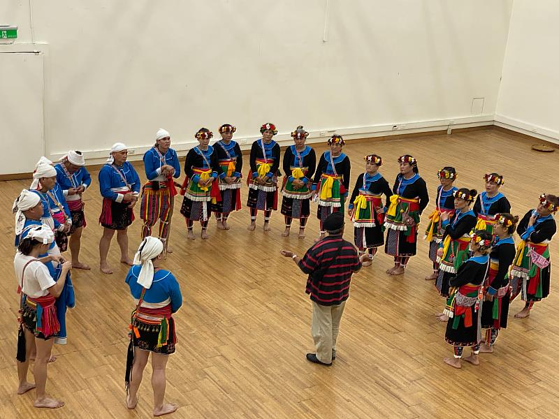 ▲丹耐夫正若老師（居中者）耐心地指導旅北都蘭部落文化藝術團成果展演之舞碼。（圖/新北市政府原民局提供）