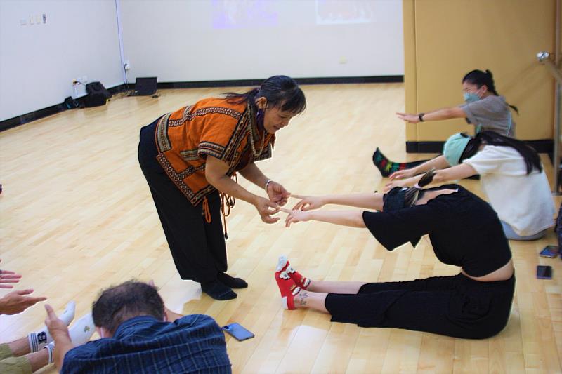 ▲來自臺東杵音文化藝術團樂舞指導張麗珠老師（站立者）指導學員肢體伸展之方式及舞台肢體動作的表現技巧。（圖/新北市政府原民局提供）