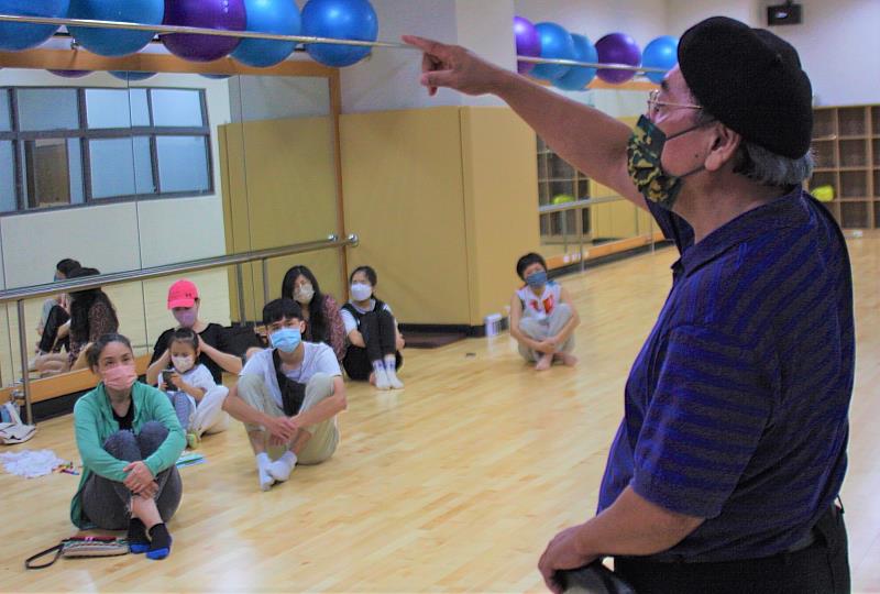 ▲丹耐夫正若老師指導學員劇場演出的發聲技巧以及原住民族樂曲在劇場的呈現方式。（圖/新北市政府原民局提供）