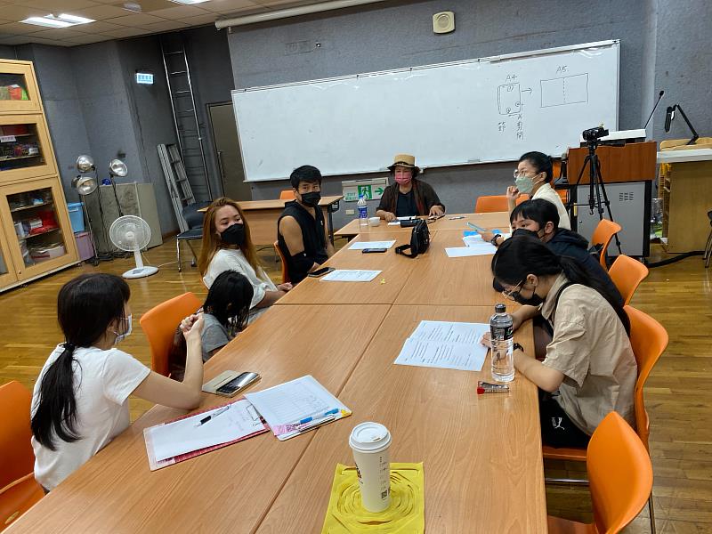 ▲烏瑪芙巴剌拉芾老師（坐中戴帽者）與卡邦原住民文化藝術團編劇、導演及主要演員討論成果展演之劇本及舞碼編排。（圖/新北市政府原民局提供）