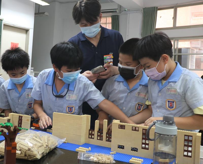 活動兩天樂高古蹟展將呈現新北市文化局前進校園創新推廣文化資產的成果，內容包含板橋放送所共5組大型古蹟樂高模型