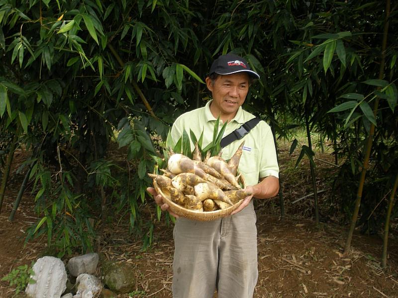 紫雲農場二代負責人-吳國池近年榮獲「2021十大神農選拔全國模範農民」及「2020北區綠竹筍評鑑冠軍」