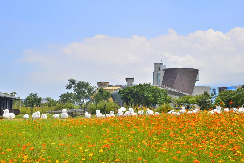 十三行博物館設置裝置藝術《詩步領羊》，讓花海活潑生動，可愛吸睛