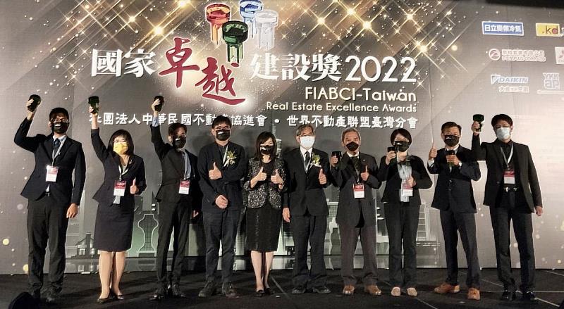 2022國家卓越建設獎於昨(19)日晚間頒獎，新北市農業局辦理「熊空橋下游野溪護岸維護工程」及「龍崗社區吉林下埤塘生態復育工程」雙獲獎肯定